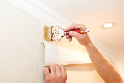 Pose de papier peint à Hugier — revêtements muraux et toiles de verre